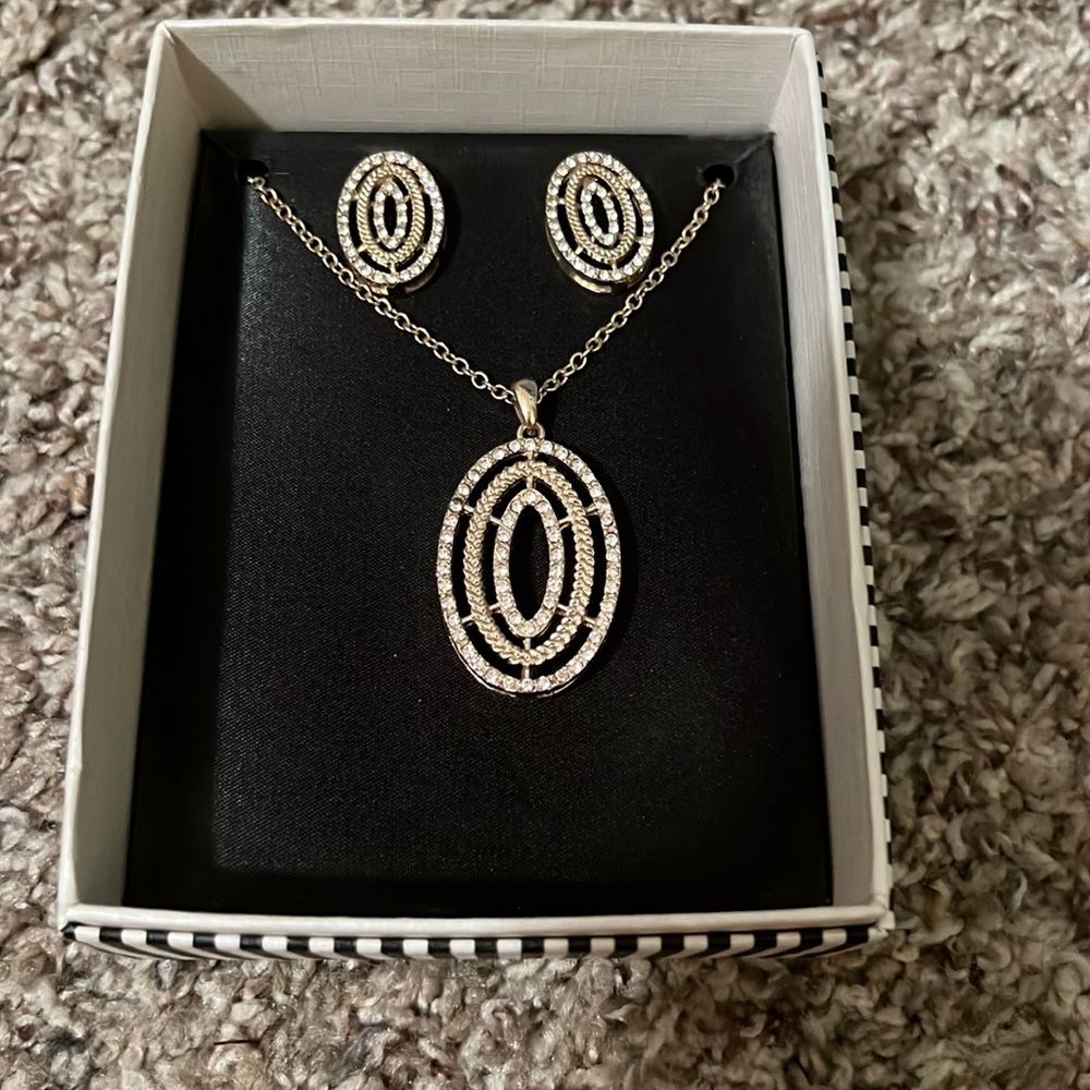 Earring and necklace set has gold and silver